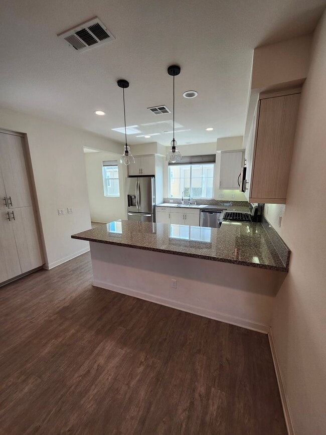 Building Photo - Gorgeous Tri-level Townhouse 3 beds 3 1/2 ...