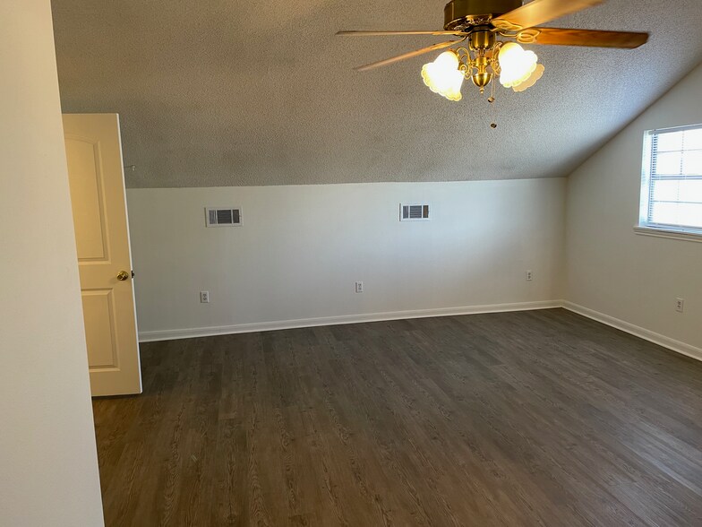 Building Photo - 214 Gloria St