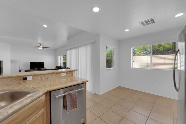 Building Photo - Charming 2 bedrooms 2 Bathrooms in the Amb...