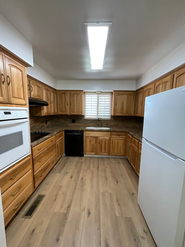 Building Photo - Beautiful Home in Established Fresno Neigh...