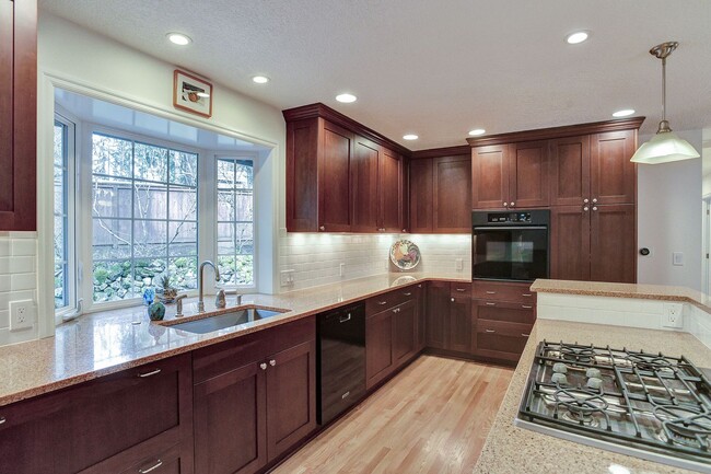 Building Photo - Quaint Remodeled Ranch in Lake Oswego