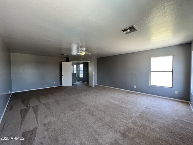 Building Photo - 46184 W Dutchman Dr