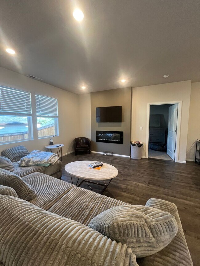 Building Photo - 3-Bedroom 2-Bathroom home in Lowell