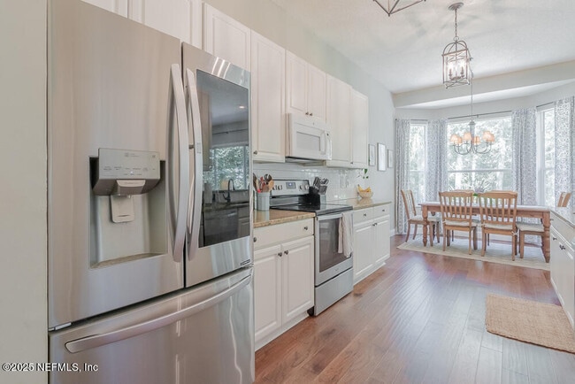 Building Photo - 4051 Richmond Park Dr E
