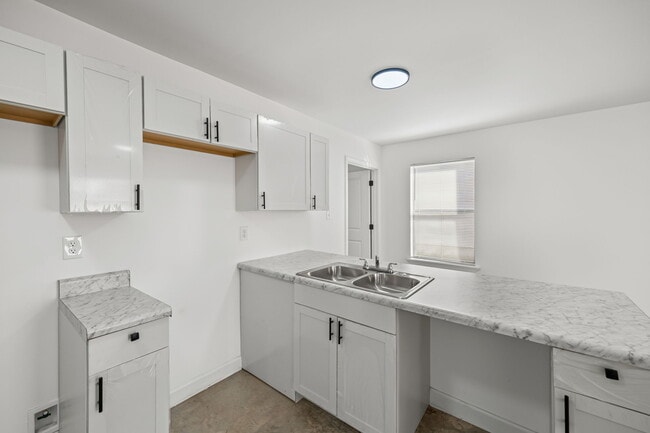 Building Photo - 2853-2855 CHOCTAW AVE