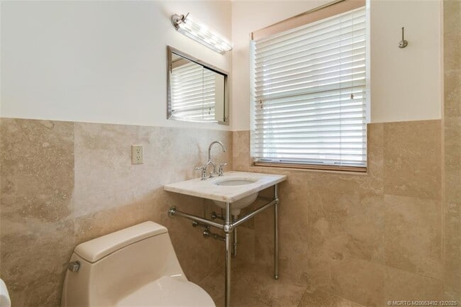 Building Photo - 229 Colony Rd