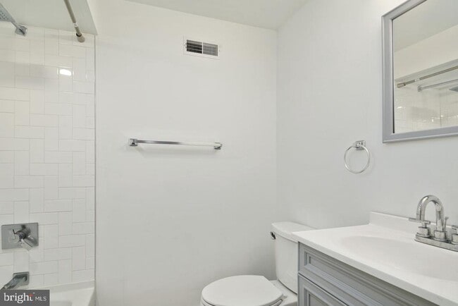 Building Photo - 144 W Wildey St