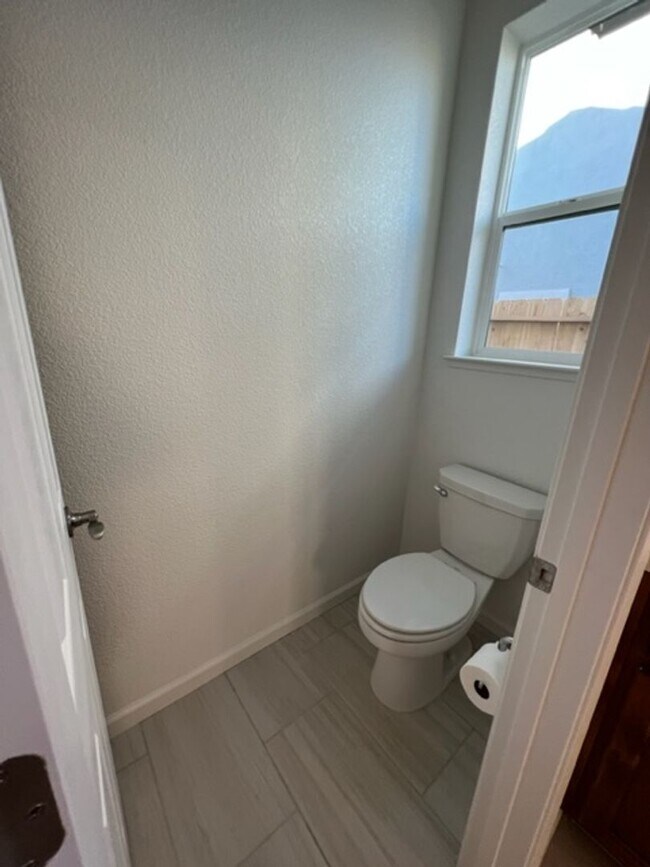 Building Photo - Beautiful 3 Bedroom and 2 Bathroom Home in Lincoln $2,995.00