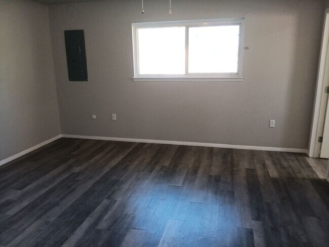 Building Photo - Charming 4-bedroom, 2-bathroom! Showings available NOW!