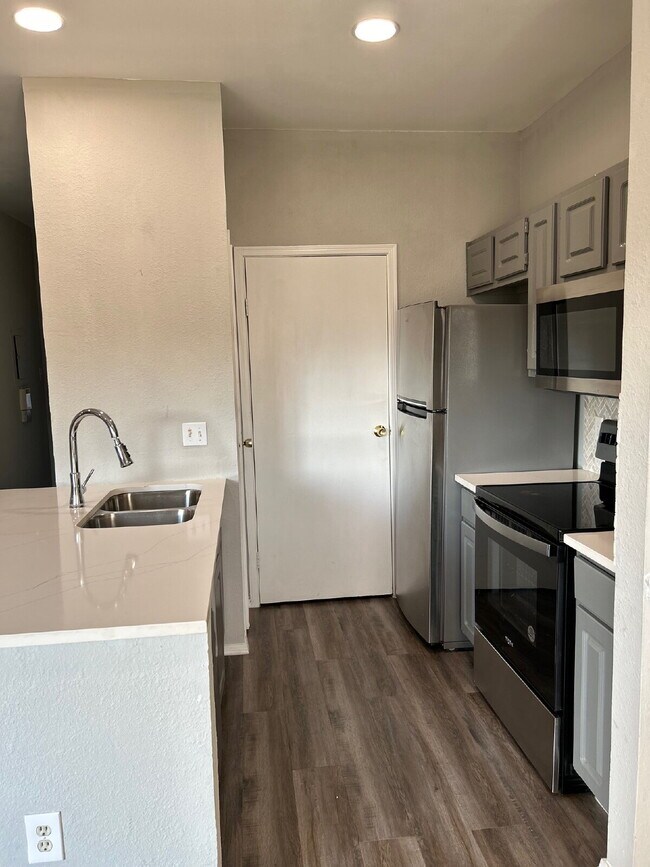 Building Photo - Updated 2 Bed/2 Bath North Austin Condo with Rare Greenbelt Views