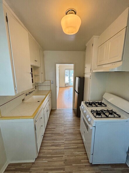 Building Photo - 530 S Orlando Ave