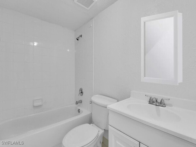 Building Photo - 4617 Bayshore Dr