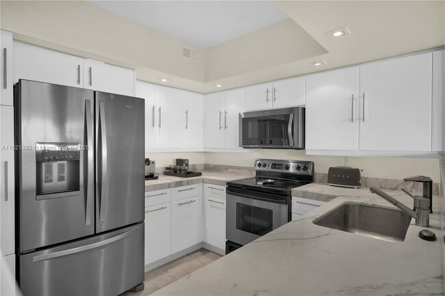 Building Photo - 5600 Collins Ave