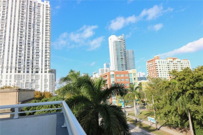 Building Photo - 275 NE 18th St