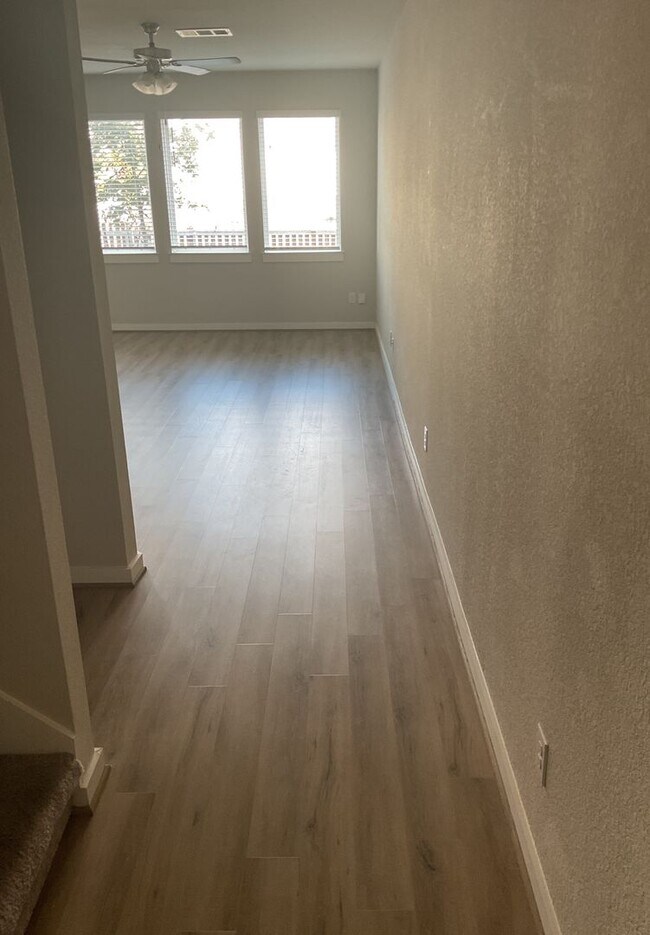 Building Photo - Available Now-Townhome