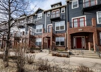 Building Photo - Fully Furnished Downtown 2 Bed, 4 Bath Executive Townhouse