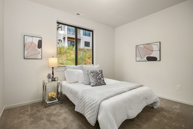 Building Photo - Brand new contemporary home with territori...