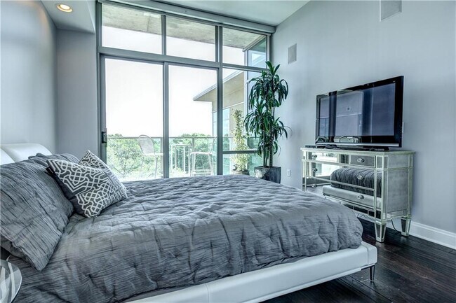 Building Photo - 905 Juniper St NE