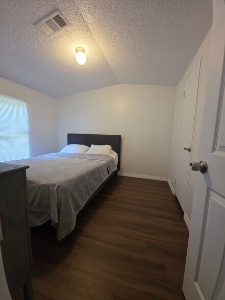 Building Photo - 2160 Milrose Dr