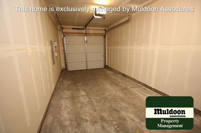 Building Photo - Beautiful end unit townhome