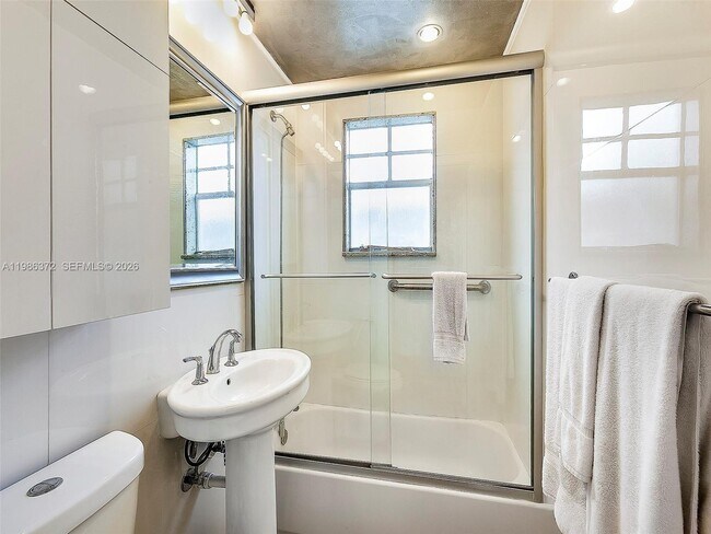 Building Photo - 1611 Michigan Ave