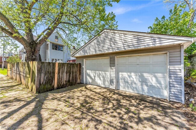 Building Photo - 8517 Rosewood Ave