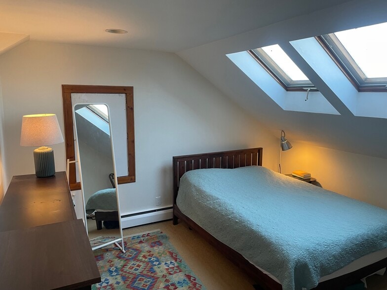 Building Photo - 74 Gainsborg Ave E