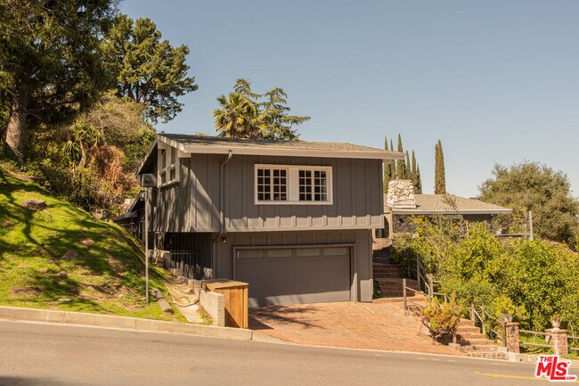 Building Photo - 16582 Calneva Dr