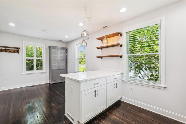 Building Photo - 2612 33rd St SE