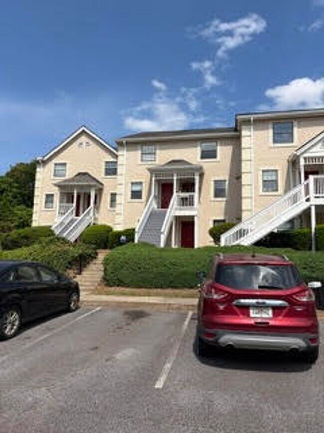 Building Photo - 2 bedrooms, 2.5 bathrooms Condo Located on Carr St