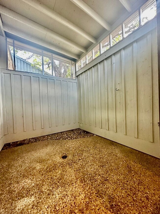Building Photo - Creekside Home