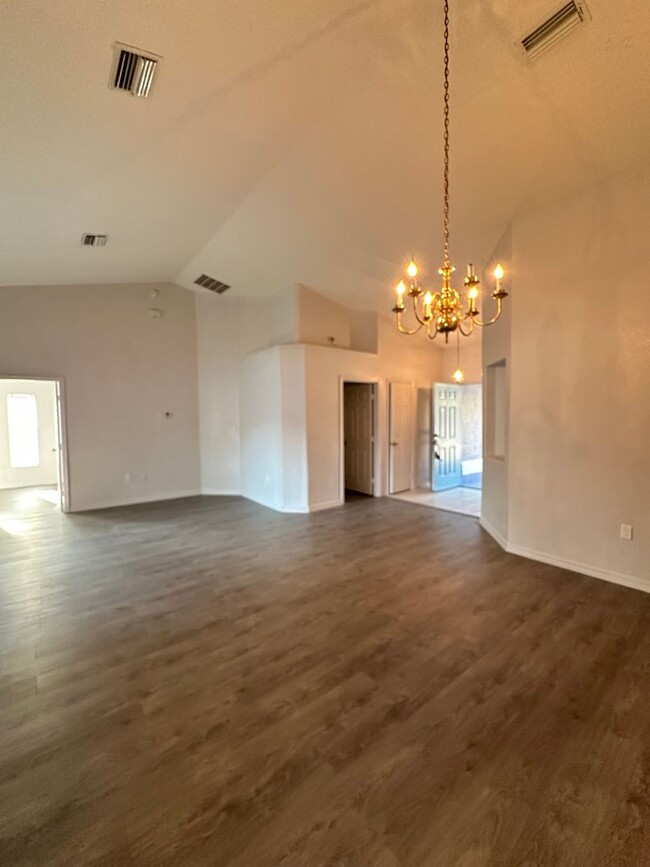 Building Photo - Beautifully Remodeled 3-Bedroom, 2-Bath Ho...