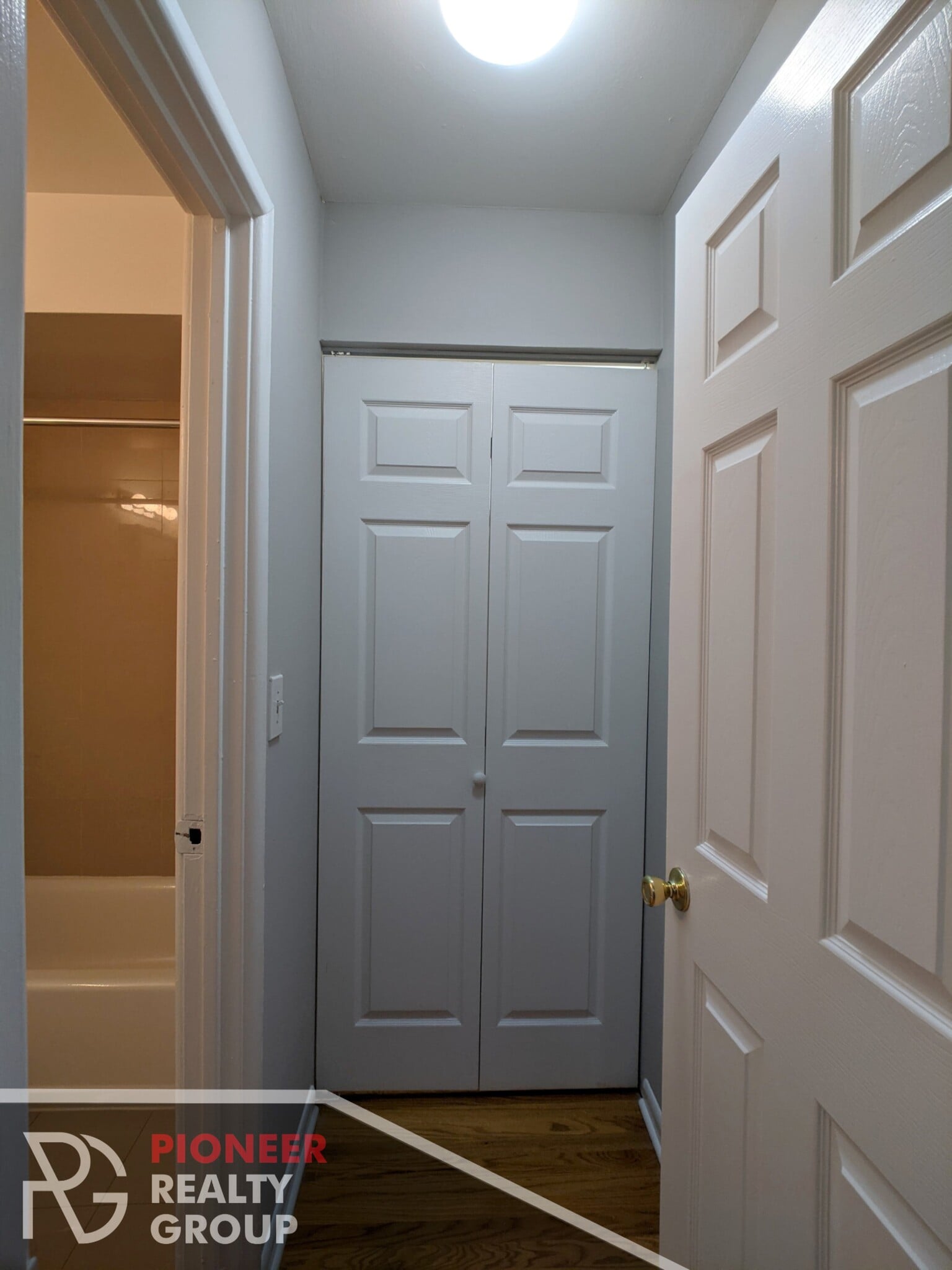 Building Photo - 524 W Oakdale Ave