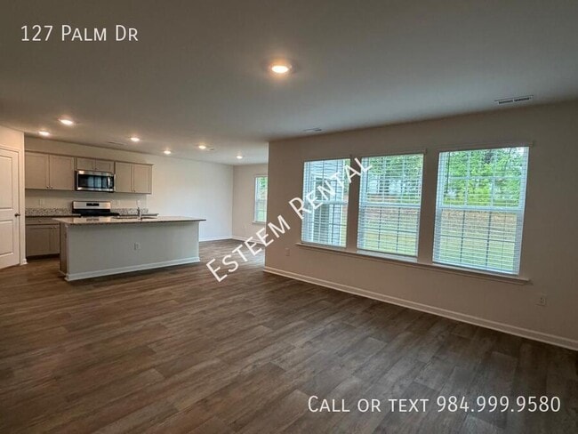 Building Photo - 127 Palm Dr