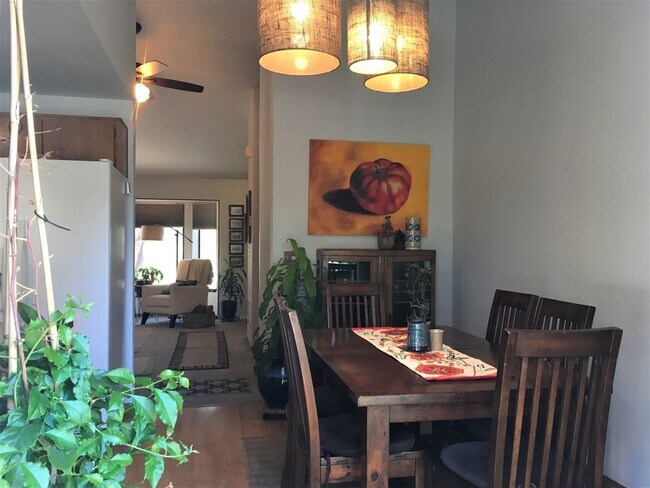 Building Photo - Charming Split Level in NE Bend - HUGE Yard!