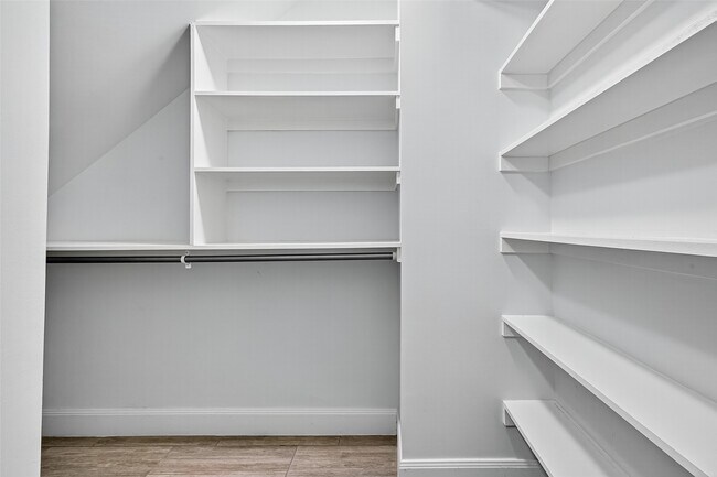 Building Photo - 818 Silvergate Dr