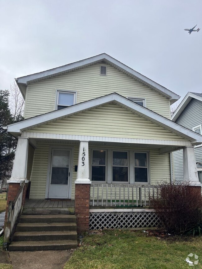 Building Photo - Three bedroom One bathroom single family h...