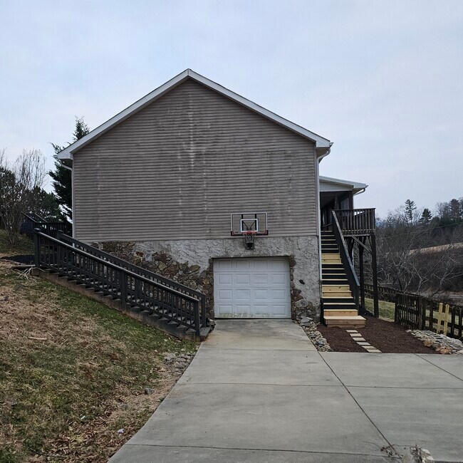 Building Photo - 21 Little Oak Rd