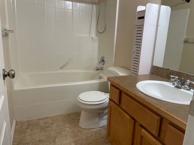Building Photo - Beautiful Updated Nampa Home!