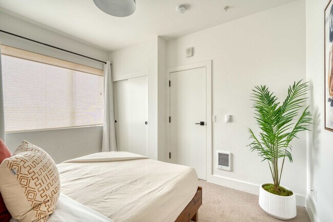 Building Photo - 4980 N Vancouver Ave