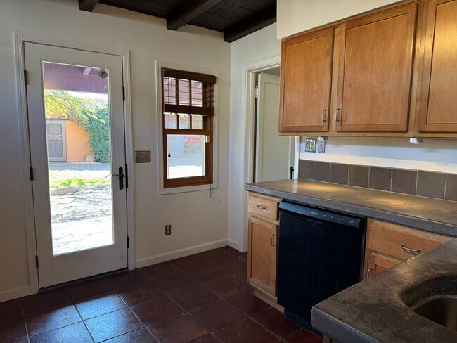 Building Photo - COMING SOON! Charming Mid-Town 3 Bedroom 2 Bath Main House!