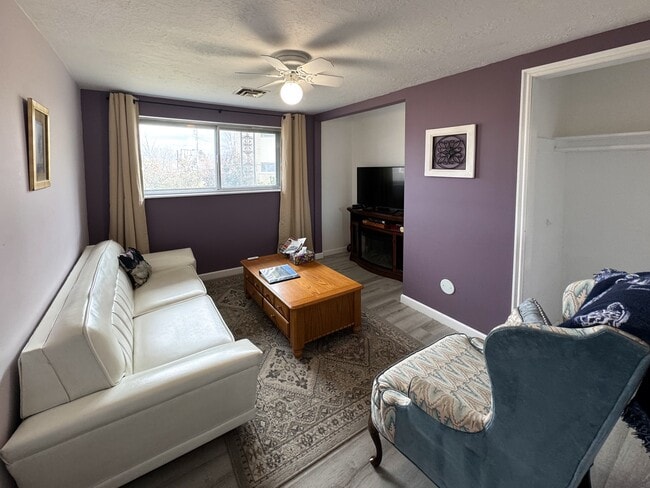 Building Photo - Cozy Basment/Lower Level Apartment