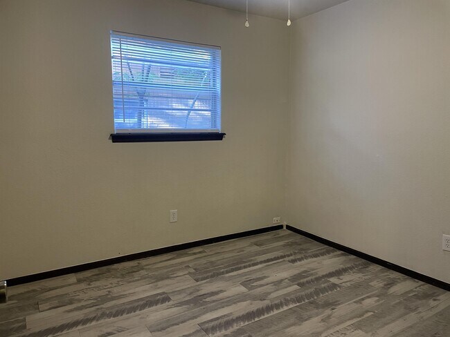 Building Photo - 1420 Oakcrest Ave