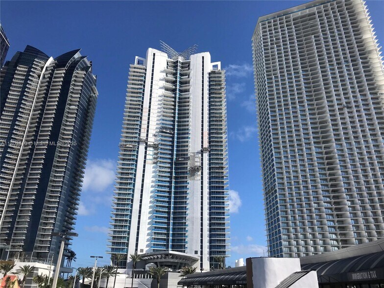 Building Photo - 17121 Collins Ave