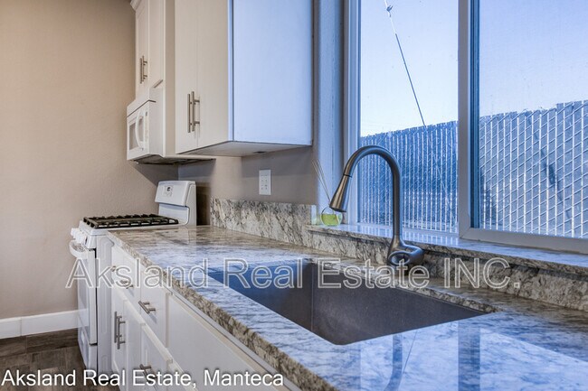 Building Photo - 3009 W Lathrop Rd
