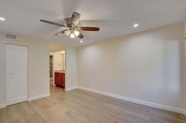 Building Photo - 400 Club Cir