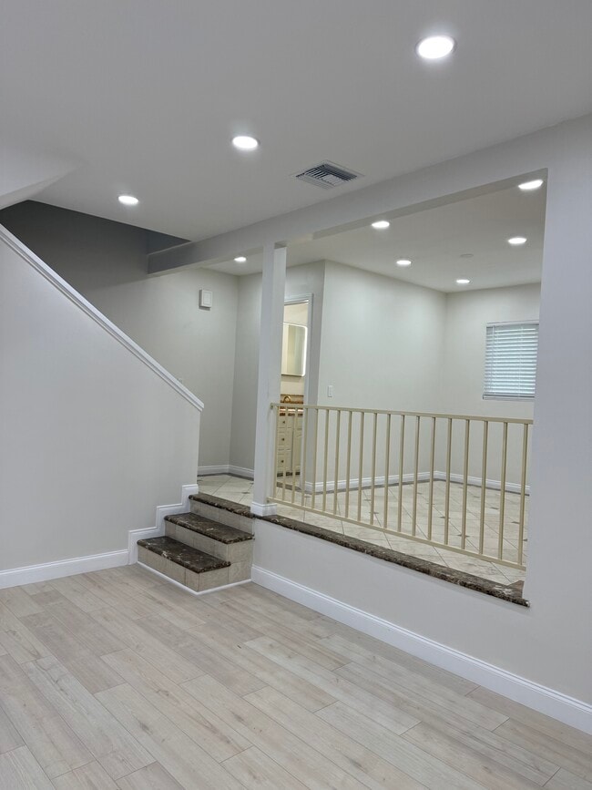 Building Photo - 1158 Raymond Ave