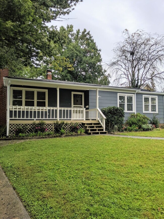 Building Photo - Fabulous Black Mountain Location!