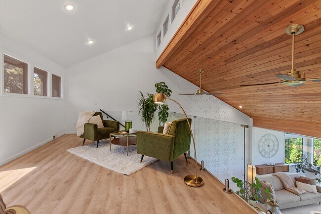 Building Photo - Beautifully Remodeled Execute Home - Parti...
