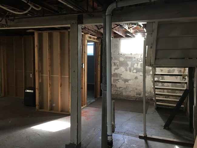 Building Photo - ALL UTILITIES PAID